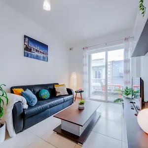 modern-central-st-julians-apartment-8-paceville.hotelssaintjulians.com/
